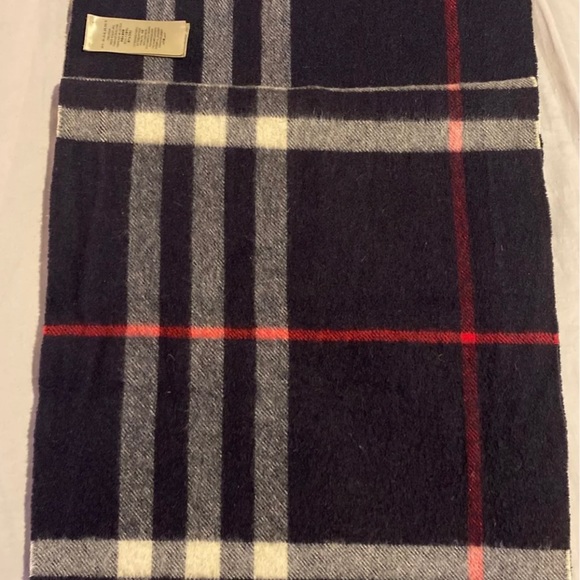 Burberry cashmere scarf - Picture 6 of 10